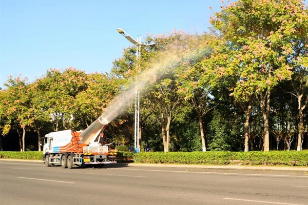 天地美霧炮車(chē)：環(huán)衛(wèi)降塵，吹打落葉，保障道路順暢同行